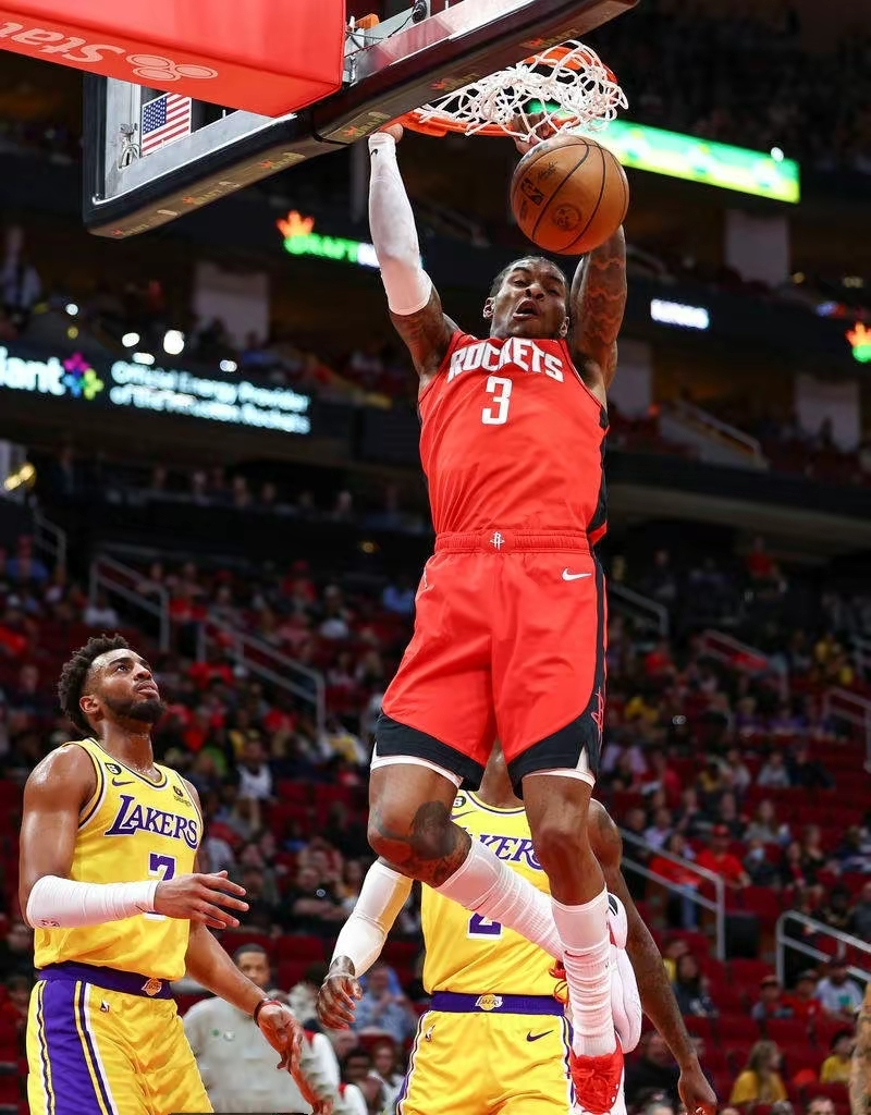 球天下体育娱乐平台-这也行？阿扎伦卡在湖人比赛中挺进下一轮拜仁慕尼黑围绕NBA季后赛主帅复盘，那不勒斯清晨完成体检的简单介绍